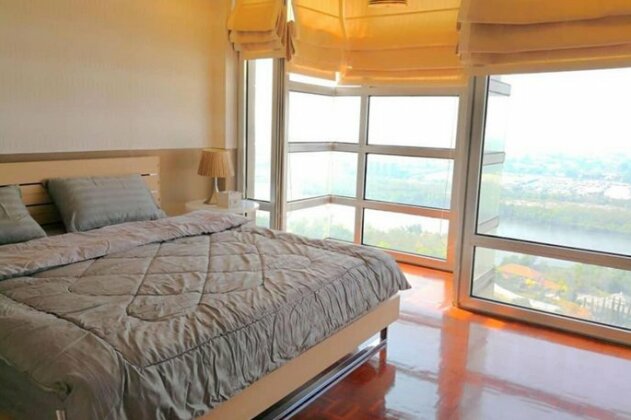Penthouse 2 bedrooms 180 Lake view near Donmuang Airport IMPACT Arena Hall