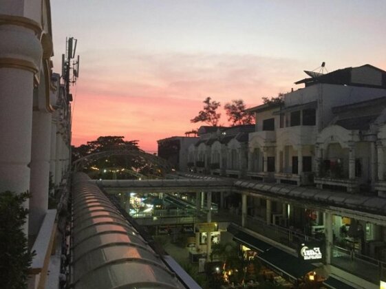 Cafe de Paris Patong - Photo2