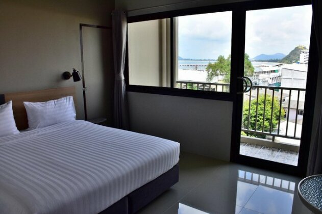 Prachuap Beach Hotel - Photo4