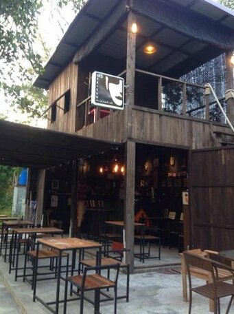 The Shadow House & Bar - Photo2