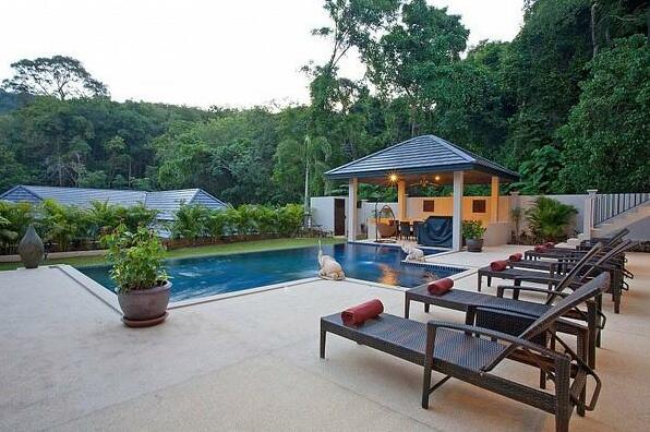 Villa Pagarang - 6 Bed - Beautiful Poolside Dining Area - Photo4
