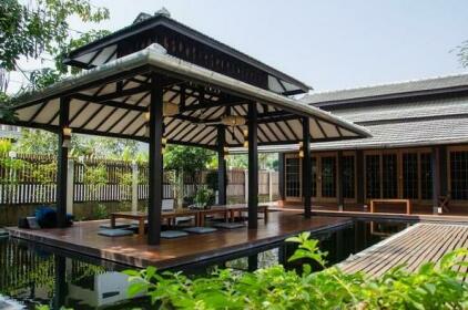 Lovely Japanese Style Garden Villa