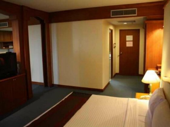 J P Emerald Hotel - Photo2