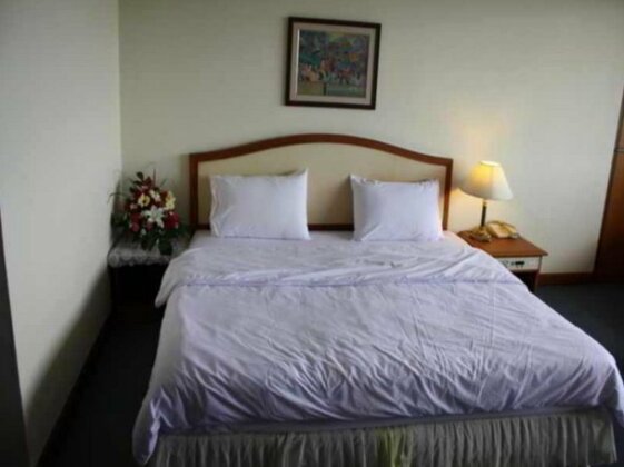 J P Emerald Hotel - Photo4