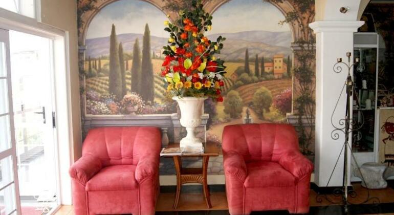 Little Italy Hotel - Photo4