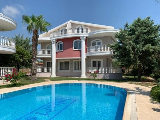 3-Bedroom Villa By The Pool - Photo2