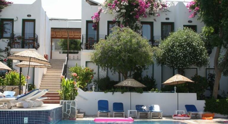 Bronze Hotel - Photo2