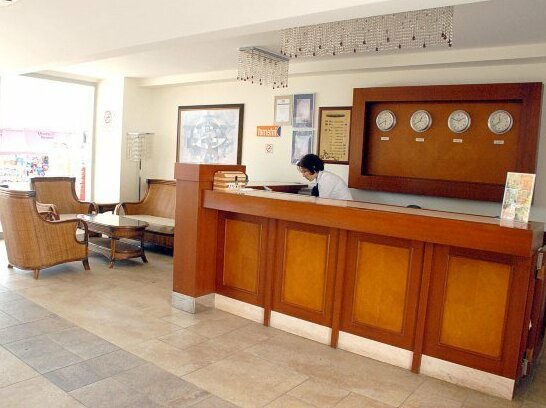 Costa Queen Suites - Photo2