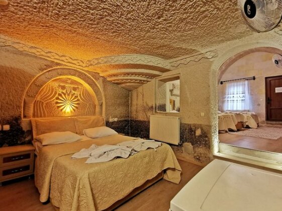 Falcon Cave Suites - Photo2