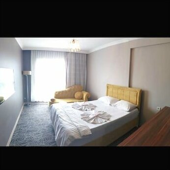 Best Suites & Studios - Photo4