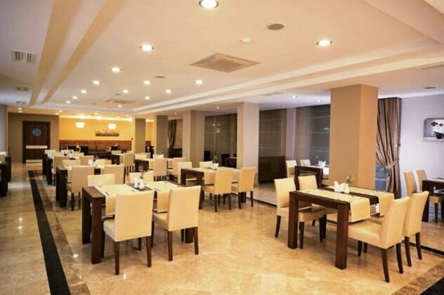 Mom Hotel - Photo3