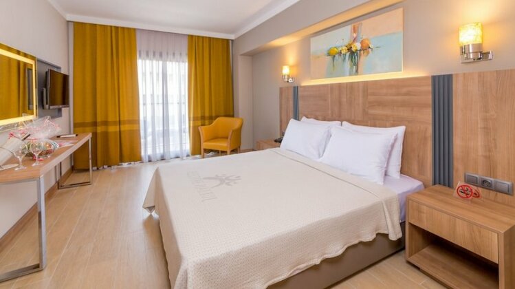 Julian Marmaris - Photo4