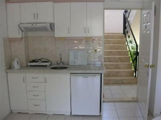 Rhodes Apart - Photo2