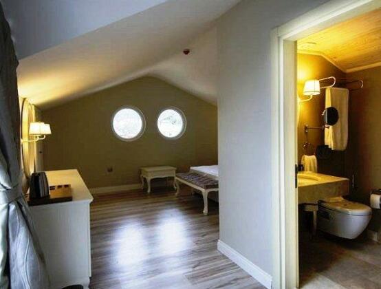 Pinehill Hotel & Suites - Photo2