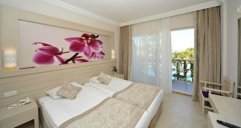 Corolla Hotel Side - Photo4