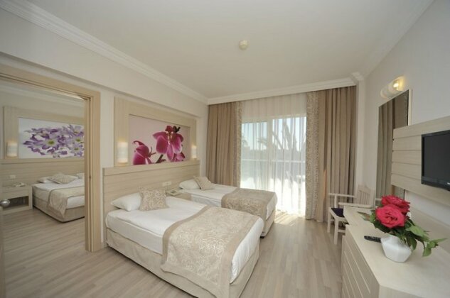 Corolla Hotel Side - Photo5