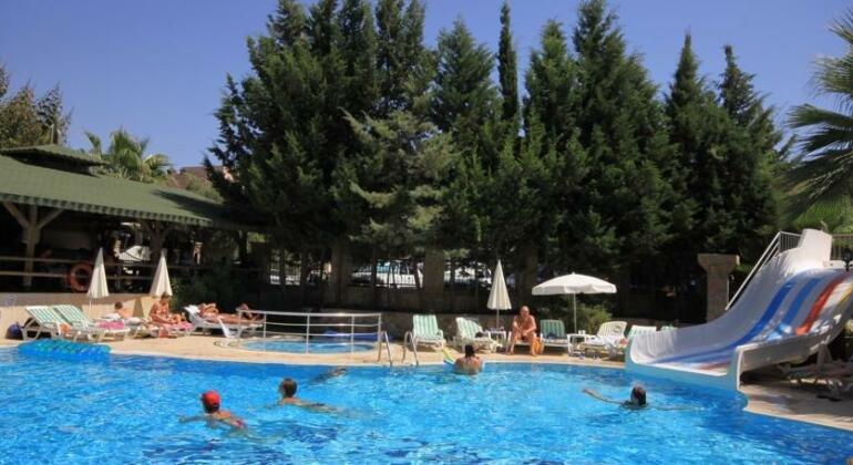 Hera Beach Hotel - Photo2