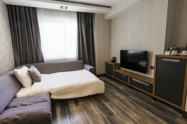 Royal Axis Suites Hotel - Photo2