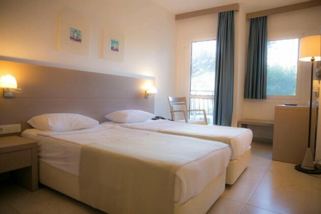 Sea Side Beach Club Yali - Photo3