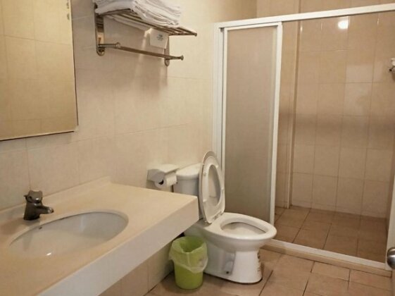 Queen's Hotel Erlin Township - Photo3