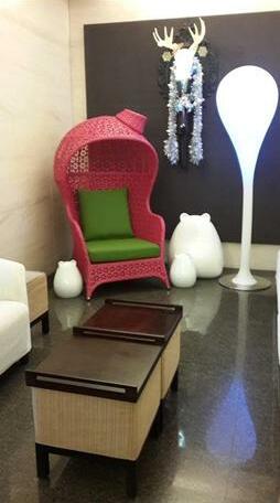 C J Hotel - Photo4