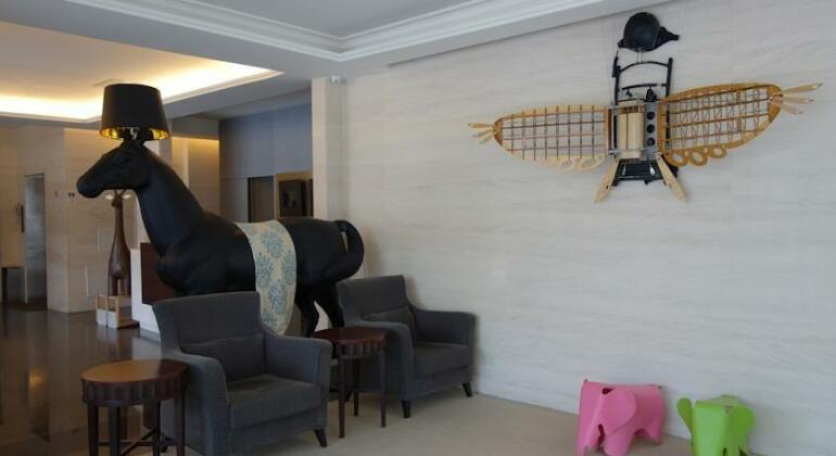 C J Hotel - Photo5