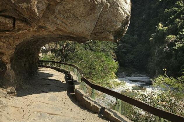 Crossing The Rainbow Bridge B&B - Photo3