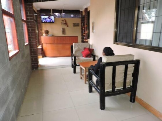 Leons Lodge - Photo5