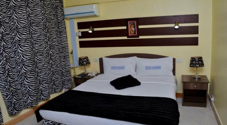 Savoury Hotel - Photo4