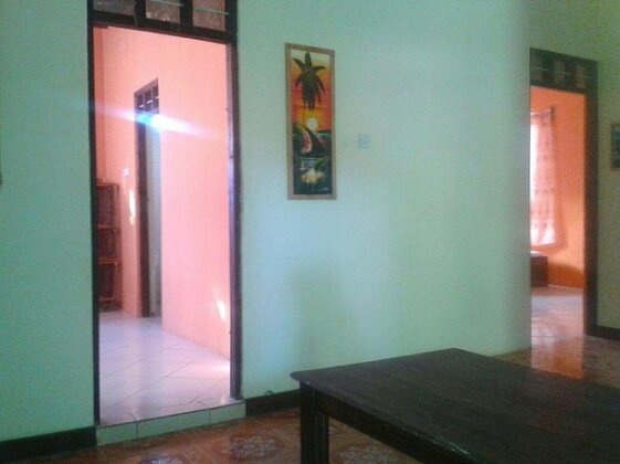 Corner Stone House - Photo2