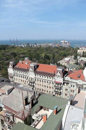 Central Apartment with Sea View - Photo3