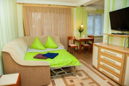 Semi-luxury Apartment on Nezalezhnoi Ukrainy 65-B