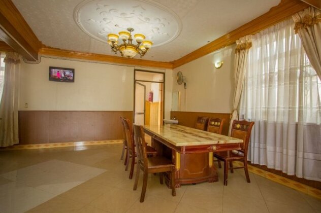 Platinum Royale Hotel - Photo2