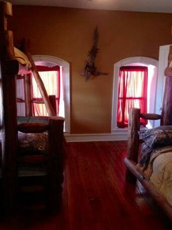 Tallgrass Lodge Bed and Breakfast - Photo2