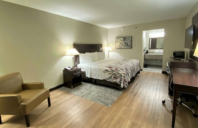 Red Roof Inn & Suites Addison - Photo2