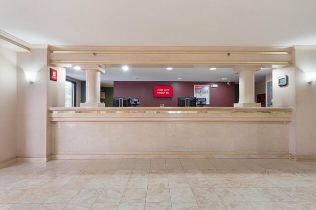 Red Roof Inn & Suites Addison - Photo4