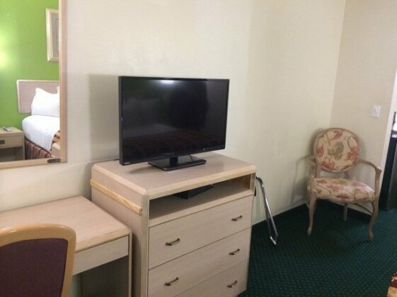 California Inn Hotel and Suites - Photo3