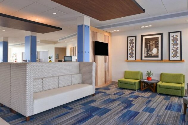 Holiday Inn Express & Suites Alachua - Gainesville Area - Photo4