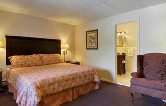 Travelodge Inn & Suites Latham Circle - Photo3