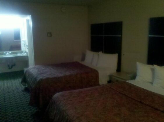 Amberly Courtyard Inn and Suites - Photo2