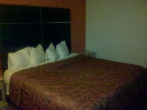 Amberly Courtyard Inn and Suites - Photo4