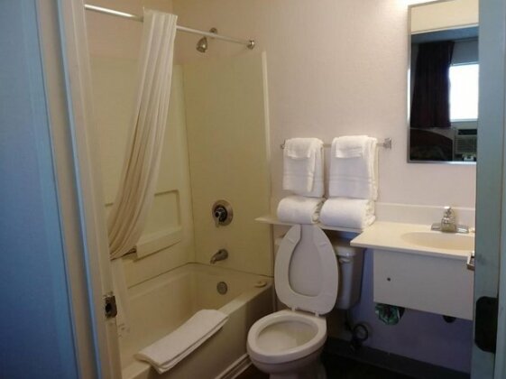 InTown Suites Extended Stay Albuquerque - Photo4