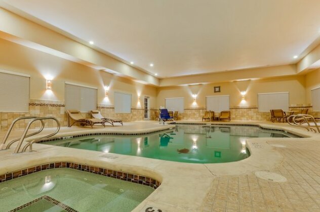 Holiday Inn Express and Suites Alpine - Photo2
