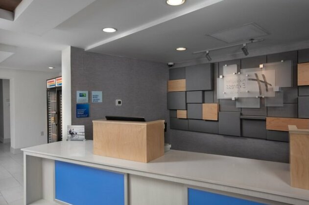 Holiday Inn Express Hotel & Suites Altoona-Des Moines - Photo4