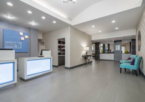 Holiday Inn Express Hotel & Suites Ames - Photo3