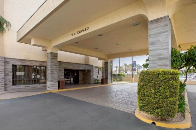 Comfort Inn & Suites Anaheim - Photo3