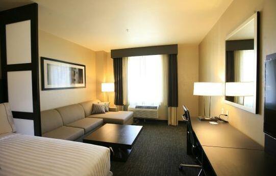 Holiday Inn Express & Suites Anaheim Resort Area - Photo3