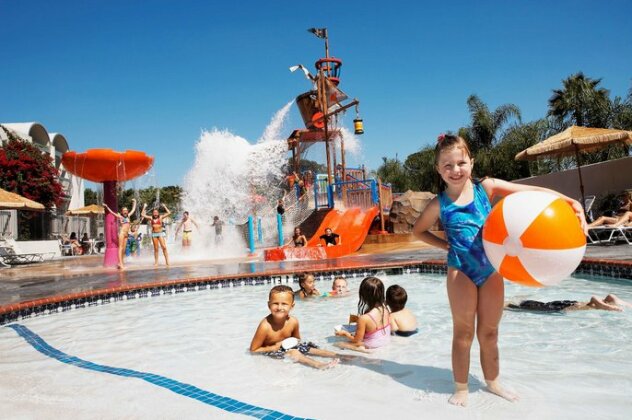 Howard Johnson by Wyndham Anaheim Hotel & Water Playground - Photo3