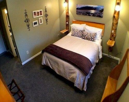 Fireweed Manor Bed and Breakfast - Photo2