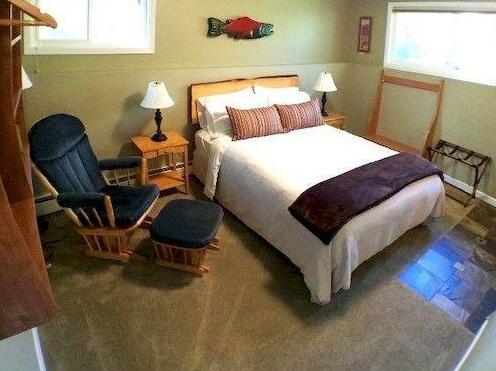 Fireweed Manor Bed and Breakfast - Photo3